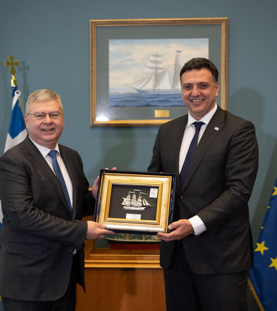   Απονομή τιμητικής πλακέτας στην HELLENiQ ENERGY από τον Υπουργό Ναυτιλίας και Νησιωτικής Πολιτικής κ. Κικίλια. 