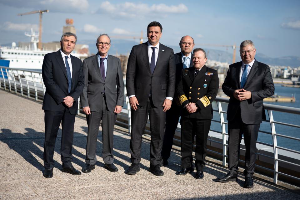  Ομαδική φωτογραφία, στο περιθώριο της εκδήλωσης. Διακρίνονται (από αριστερά) ο Γενικός Διευθυντής Πληροφορικής &amp; Ψηφιακού Μετασχηματισμού της HELLENiQ ENERGY κ. Λεωνίδας Κωβαίος, ο Αναπληρωτής Διευθύνων Σύμβουλος της ΕΚΟ κ. Σπύρος Γκίκας, ο Υπουργός Ναυτιλίας και Νησιωτικής Πολιτικής κ. Βασίλης Κικίλιας, ο Διευθυντής Ναυτιλιακών Δραστηριοτήτων της HELLENiQ ENERGY κ. Κώστας Αρβανίτης, ο Αρχηγός του Λιμενικού Σώματος - Ελληνικής Ακτοφυλακής, Αντιναύαρχος Τρύφων Κοντιζάς και ο CEO της HELLENiQ ENERGY κ. Ανδρέας Σιάμισιης. 