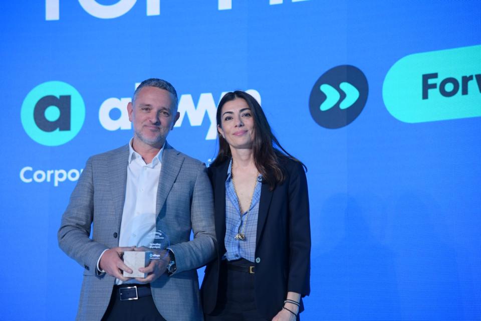  Απονομή βραβείου «Κορυφαίος Μέντορας» από την Κωστάντζα Σμπώκου-Κωνσταντακοπούλου, Πρόεδρο της Endeavor Greece, στον Μιλτιάδη Κορνάρο, Investor / Strategic Advisor στην Orbis Advisors