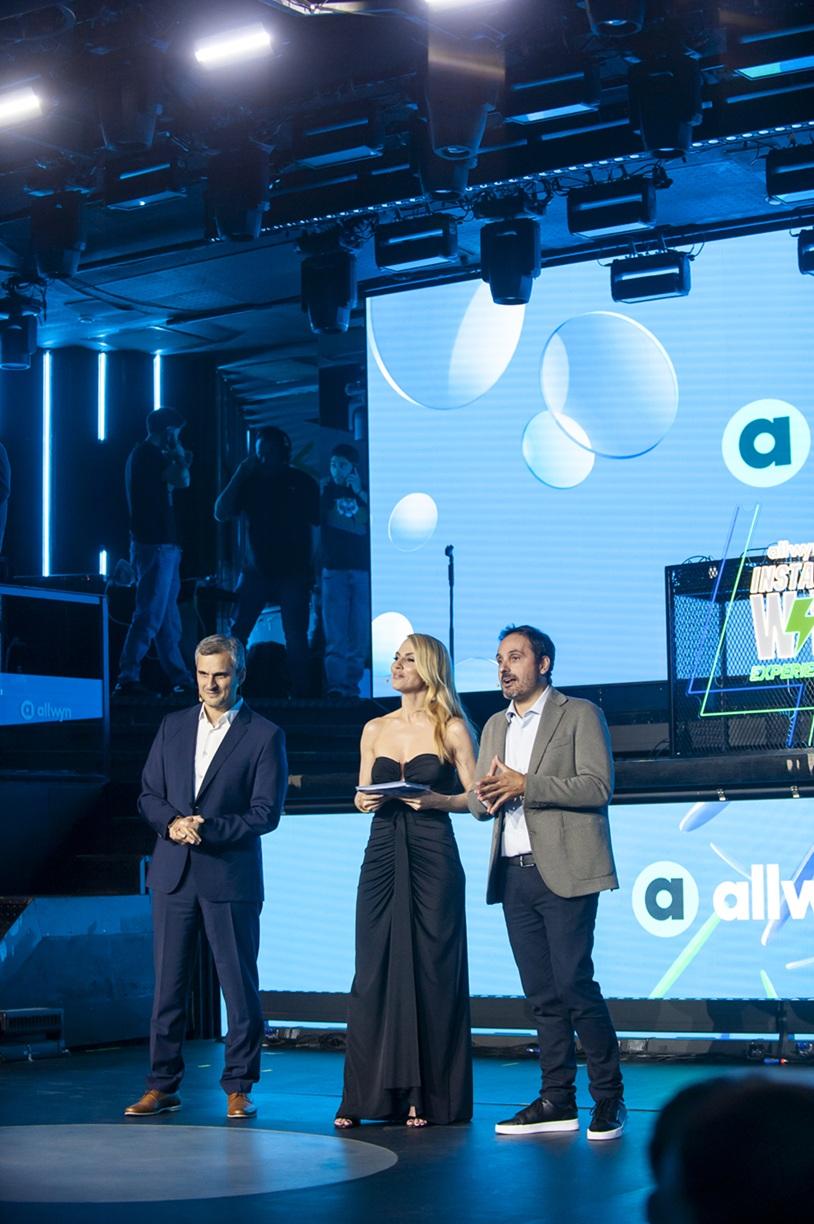   Ηλίας Κατσαρός, Chief Retail Officer της Allwyn Hellas, Ντορέττα Παπαδημητρίου, παρουσιάστρια της λαμπερής εκδήλωσης, Γιάννης Πανόπουλος, Chief Online Officer της Allwyn Hellas 