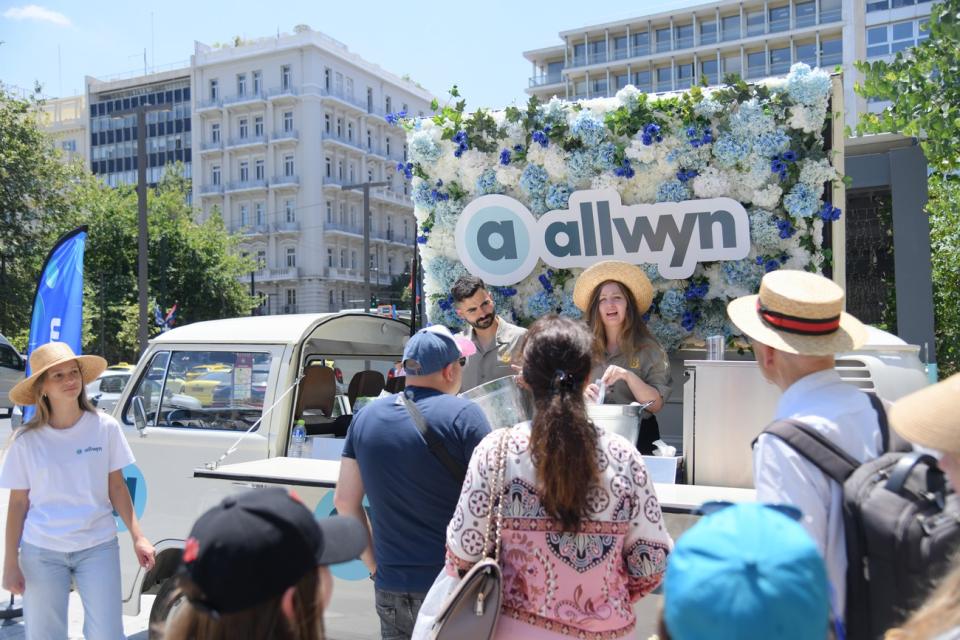 Ολοήμερο party στα εγκαίνια του νέου καταστήματος Allwyn στο Σύνταγμα 