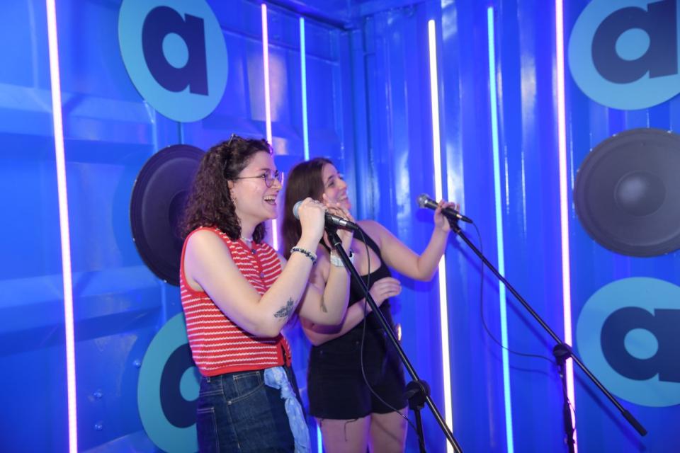   Το ειδικό Karaoke set up και photobooth της Allwyn 