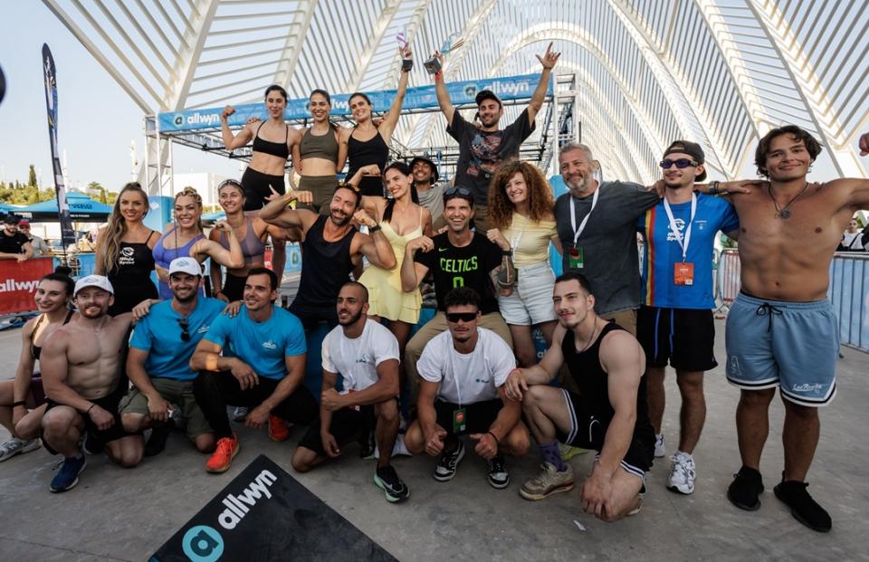  Οι συμμετέχοντες στους τελικούς του Allwyn Fitness Challenge (Ninja Warrior) με την ομάδα της Allwyn και τους Σάκη Τανιμανίδη και Χριστίνα Μπόμπα 