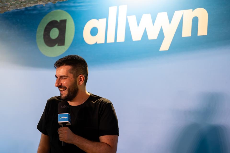   Το  VIP μπαλκόνι της Allwyn στην Πλατεία Νερού 