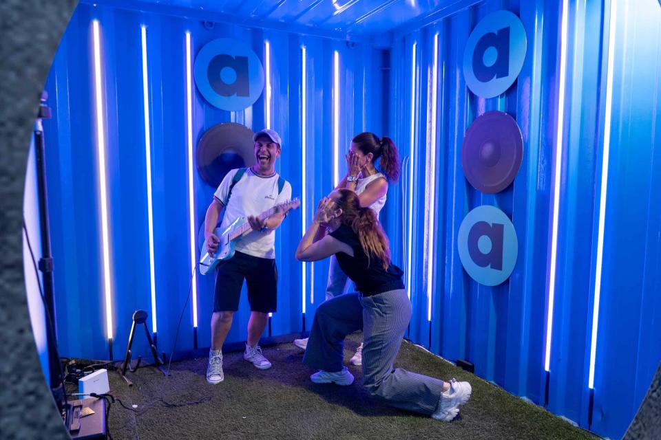  Το ειδικό Karaoke set up και photobooth της Allwyn 