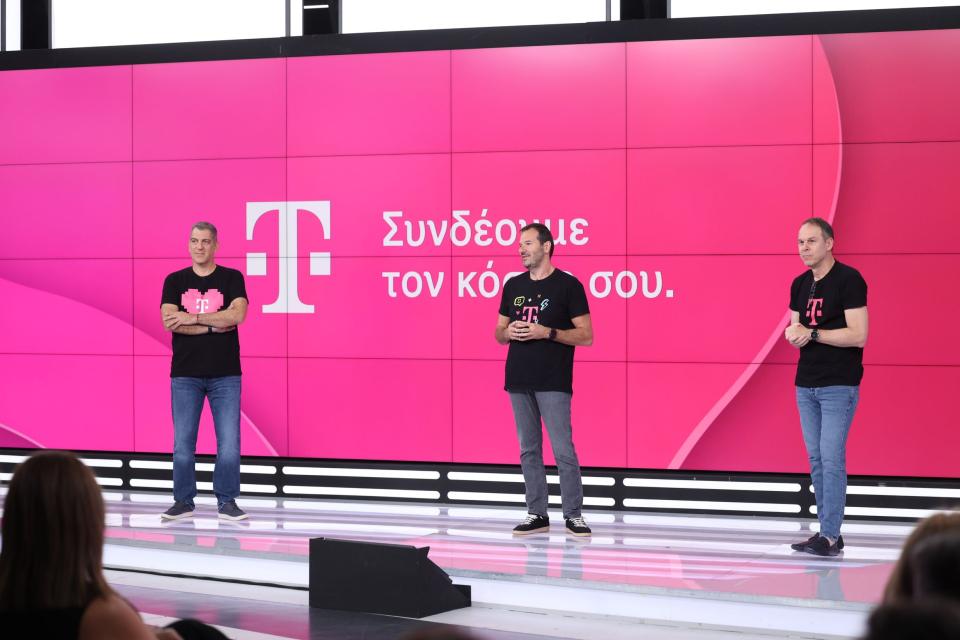  : (από αριστερά) Παναγιώτης Γαβριηλίδης – Chief Commercial Officer Consumer Segment Ομίλου ΟΤΕ,  Δημήτρης Μιχαλάκης – Chief of Corporate Communications, Sustainability &amp; Channel , Productions Ομίλου ΟΤΕ, Κώστας Νεμπής - Πρόεδρος &amp; Διευθύνων Σύμβουλος Ομίλου ΟΤΕ 