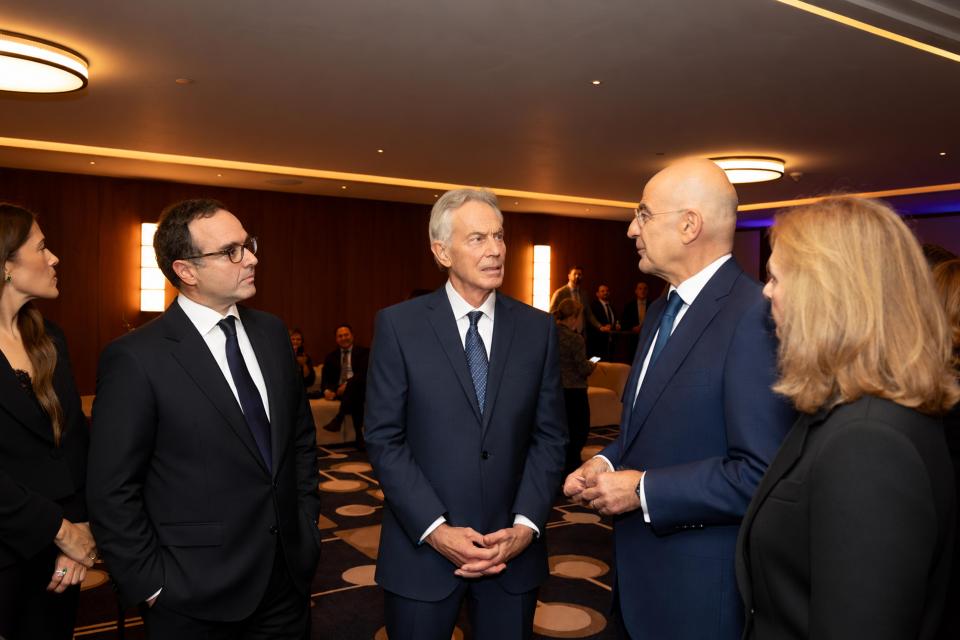 . Δήμητρα Κυριακού, Θοδωρής Κυριακού (Πρόεδρος του Ομίλου Antenna), Sir Tony Blair (πρώην Πρωθυπουργός του Ηνωμένου Βασιλείου και της Βόρειας Ιρλανδίας, Πρόεδρος του Tony Blair Institute for Global Change και Senior Advisor του Ομίλου Antenna), Νίκος Δένδιας (Υπουργός Εθνικής Άμυνας), Δάφνη Λάλα