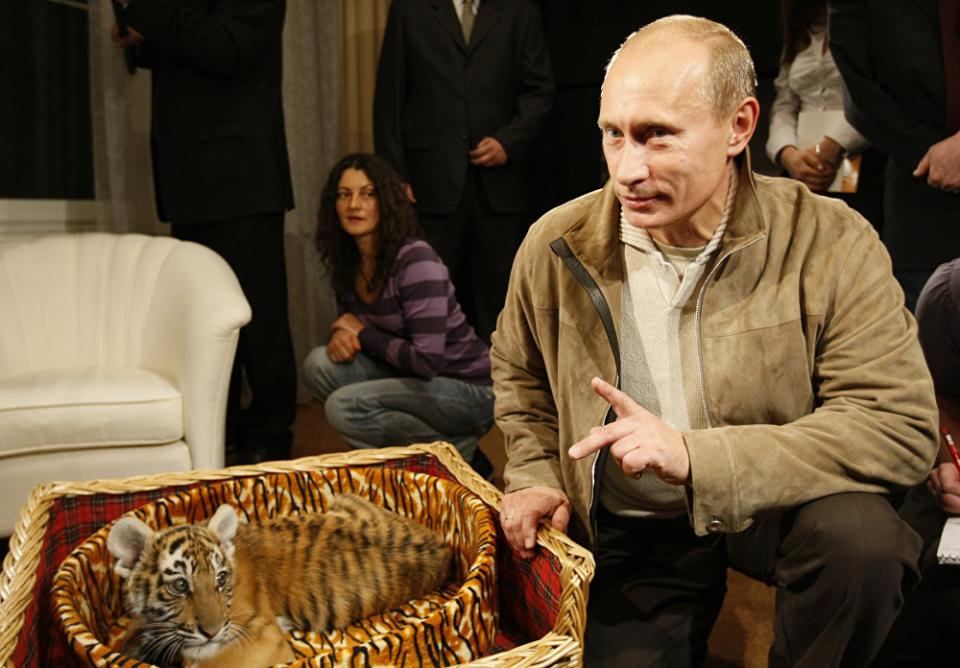 Δωρο μια τίγρη της Σιβηρίας στον Πούτιν για τα γενέθλιά του