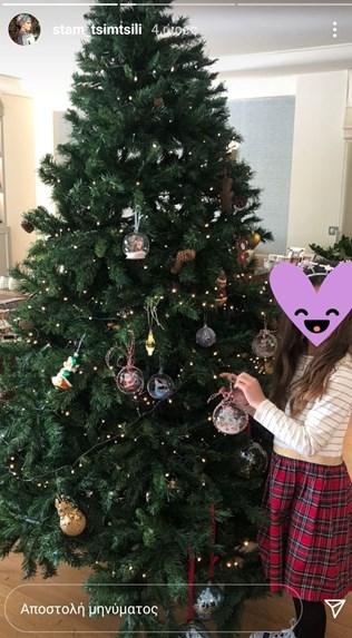 Σταματίνα Τσιμτσιλή: Στόλισε χριστουγεννιάτικο δέντρο μαζί με τις κόρες της