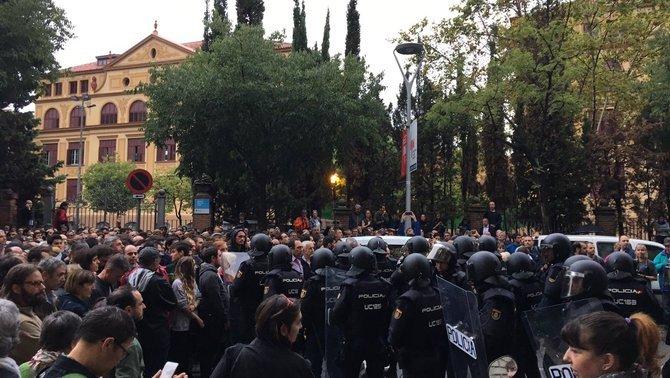 <blockquote class="twitter-video" data-lang="en"><p lang="en" dir="ltr">A Balmes, Bcn, ara mateix. It&#39;s happening now in Bcn<br> <a href="https://twitter.com/hashtag/CatalanReferendum?src=hash&amp;ref_src=twsrc%5Etfw">#CatalanReferendum</a> <a href="https://t.co/SoNbZinVYs">pic.twitter.com/SoNbZinVYs</a></p>&mdash; Mercè Clara (@merceclara) <a href="https://twitter.com/merceclara/status/914386010129223681?ref_src=twsrc%5Etfw">October 1, 2017</a></blockquote><script async src="//platform.twitter.com/widgets.js" charset="utf-8"></script><blockquote class="twitter-video" data-lang="en"><p lang="en" dir="ltr">Most polling stations in Barcelona are holding out well, with more defenders arriving. <a href="https://twitter.com/hashtag/CatalanReferendum?src=hash&amp;ref_src=twsrc%5Etfw">#CatalanReferendum</a> <a href="https://t.co/WWb5vknVvk">pic.twitter.com/WWb5vknVvk</a></p>&mdash; Butterfly Rebellion (@Butterfly_Reb) <a href="https://twitter.com/Butterfly_Reb/status/914386436710895616?ref_src=twsrc%5Etfw">October 1, 2017</a></blockquote><script async src="//platform.twitter.com/widgets.js" charset="utf-8"></script><blockquote class="twitter-tweet" data-lang="en"><p lang="en" dir="ltr">BARRICADING THE STREET ALL OVER AGAIN. BETTER AND MORE FIRMLY. NO POLICE WILL DENY OUR RIGHTS NOR STEAL BALLOT BOXES <a href="https://twitter.com/hashtag/CatalanReferendum?src=hash&amp;ref_src=twsrc%5Etfw">#CatalanReferendum</a> <a href="https://t.co/jaTmJSC2CG">pic.twitter.com/jaTmJSC2CG</a></p>&mdash; Oskar Salvadó (@syykku) <a href="https://twitter.com/syykku/status/914384184130588673?ref_src=twsrc%5Etfw">October 1, 2017</a></blockquote><script async src="//platform.twitter.com/widgets.js" charset="utf-8"></script><blockquote class="twitter-video" data-lang="en"><p lang="en" dir="ltr">Now in Barcelona, spanish police hitting paceful people who want to vote in the referendum. <a href="https://twitter.com/hashtag/CatalanReferendum?src=hash&amp;ref_src=twsrc%5Etfw">#CatalanReferendum</a> <a href="https://twitter.com/hashtag/spain?src=