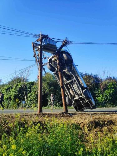 Αυτοκίνητο σκαρφάλωσε, στην κυριολεξία, πάνω σε στύλο ρεύματος (ΦΩΤΟ)