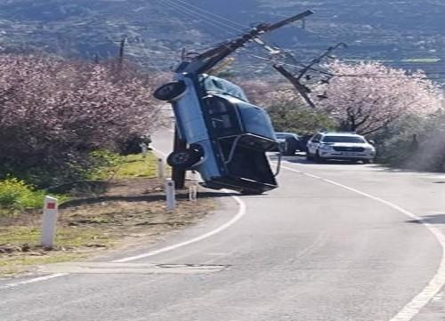 Αυτοκίνητο σκαρφάλωσε, στην κυριολεξία, πάνω σε στύλο ρεύματος (ΦΩΤΟ)