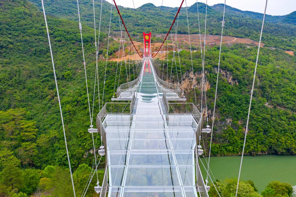 Κίνα: Μια γυάλινη γέφυρα για πολύ θαρραλέους