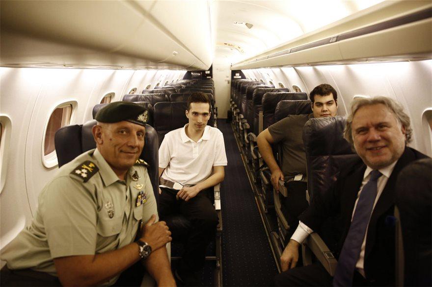 Δείτε τις εικόνες από το πρωθυπουργικό αεροπλάνο που έφερε στην πατρίδα τους στρατιωτικούς μας