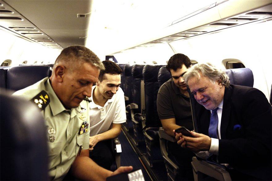 Δείτε τις εικόνες από το πρωθυπουργικό αεροπλάνο που έφερε στην πατρίδα τους στρατιωτικούς μας