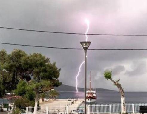 Η κακοκαιρία-εξπρές «έπνιξε» τα Νέα Μουδανιά και την Κασσάνδρα (ΒΙΝΤΕΟ-ΦΩΤΟ)