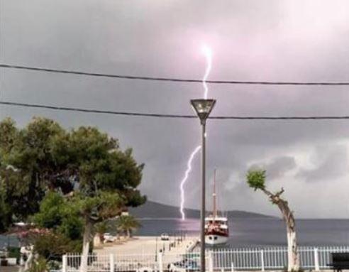 Η κακοκαιρία-εξπρές «έπνιξε» τα Νέα Μουδανιά και την Κασσάνδρα (ΒΙΝΤΕΟ-ΦΩΤΟ)