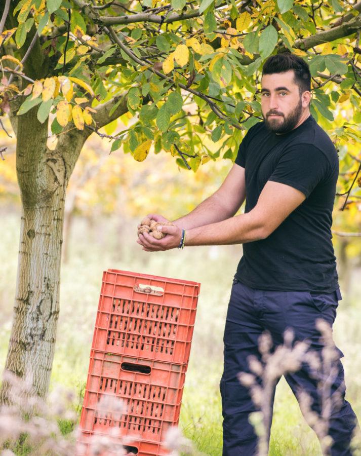 «Προκαλούν» με νέα φωτογράφιση νέοι αγρότες από τα Φάρσαλα