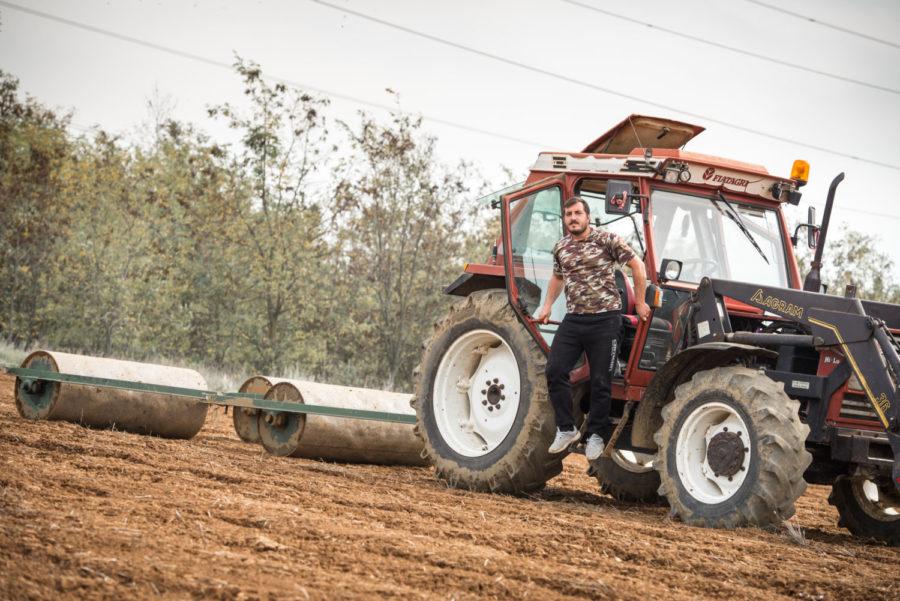 «Προκαλούν» με νέα φωτογράφιση νέοι αγρότες από τα Φάρσαλα