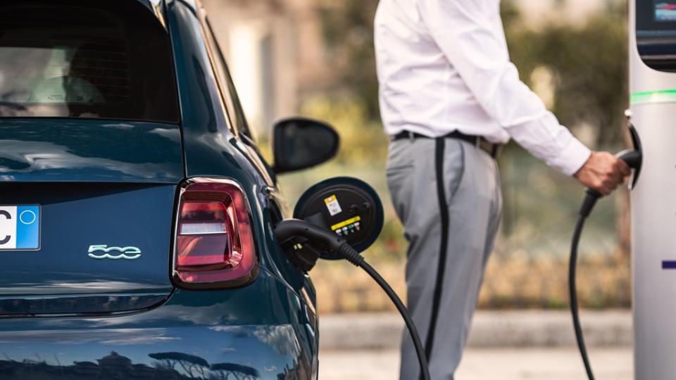 Ο Πρόεδρος της Fiat έκανε το πρώτο testdrive στο νέο ηλεκτρικό 500 (ΒΙΝΤΕΟ-ΦΩΤΟ)