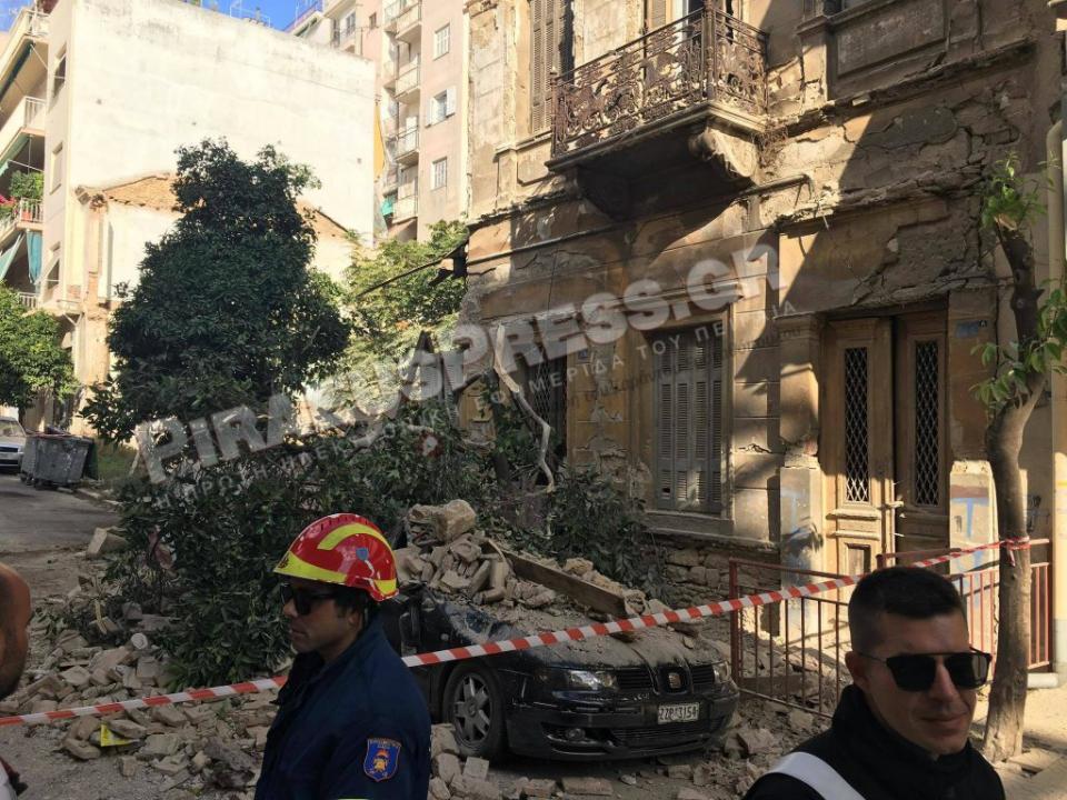 ΕΚΤΑΚΤΟ: Κατέρρευσε κτίριο στον Πειραιά - Έρευνα για εγκλωβισμένους!