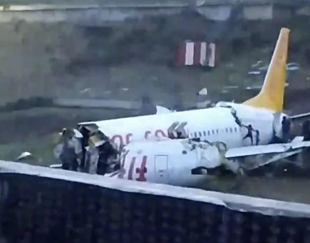 Συγκλονιστικές εικόνες! Αεροπλάνο κόπηκε στα τρία στην Τουρκία (ΒΙΝΤΕΟ)
