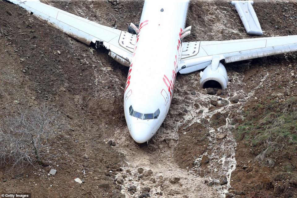 Αεροσκάφος κόπηκε στα τρία στην Κωνσταντινούπολη: Ένας νεκρός και 157 τραυματίες
