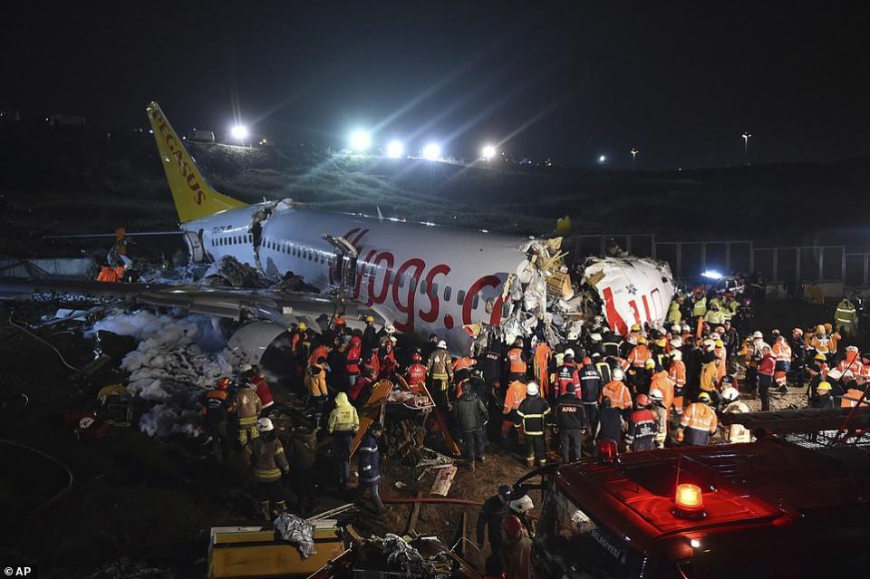 Αεροσκάφος κόπηκε στα τρία στην Κωνσταντινούπολη: Ένας νεκρός και 157 τραυματίες