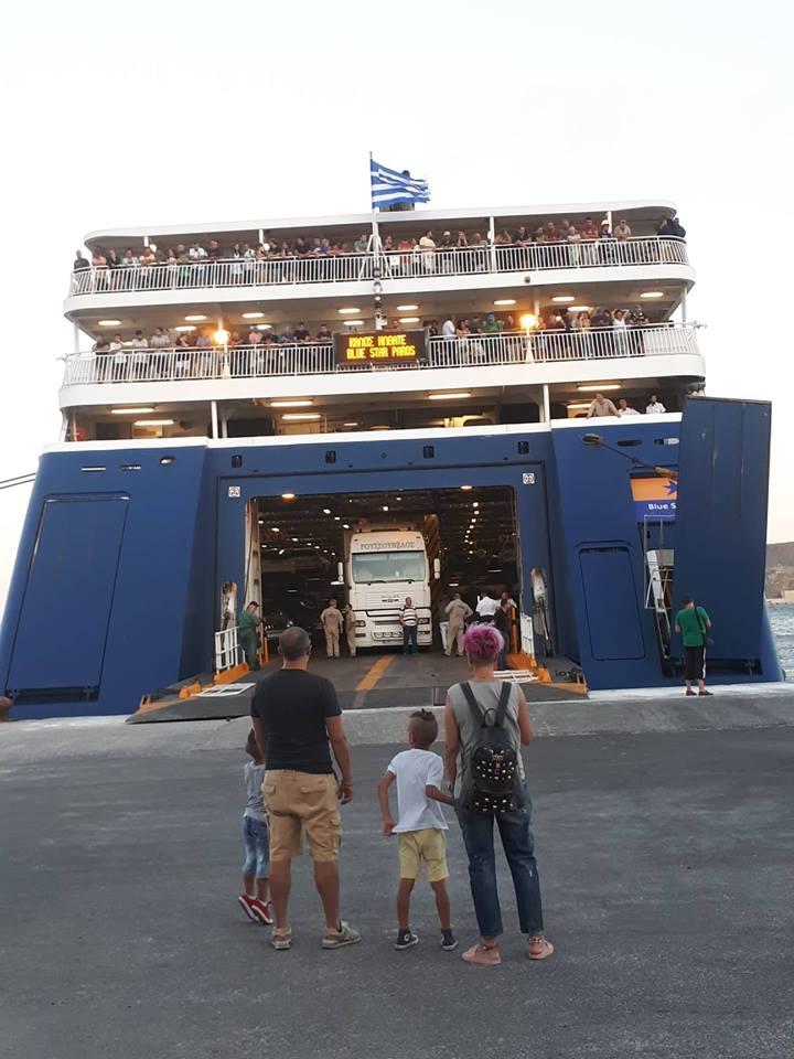 Ταλαιπωρία για εκατοντάδες επιβάτες από πρόσκρουση του "Blue Star Paros" στο λιμάνι της Σύρου