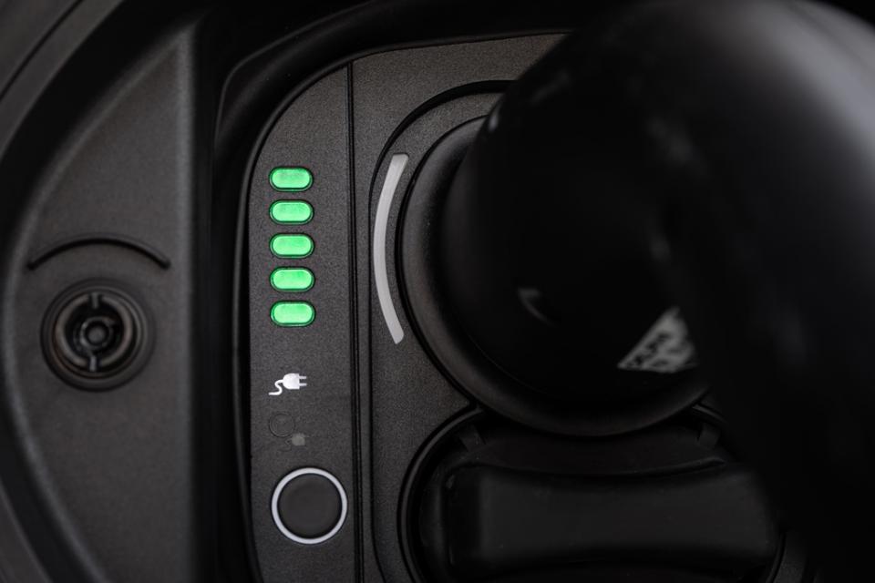 Ο Πρόεδρος της Fiat έκανε το πρώτο testdrive στο νέο ηλεκτρικό 500 (ΒΙΝΤΕΟ-ΦΩΤΟ)