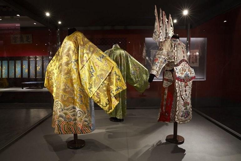 Εγκαινιάστηκε στο Μουσείο Ακρόπολης η έκθεση «Από την απαγορευμένη πόλη: Αυτοκρατορικά διαμερίσματα του Qianlong»