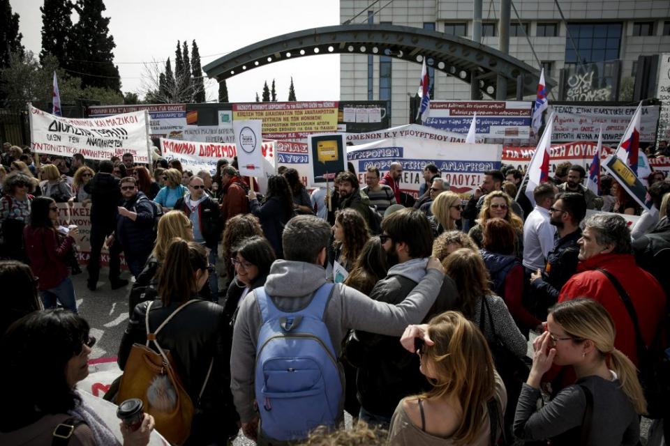 Εκπαιδευτικοί και φοιτητές στο υπ. Παιδείας-Δε φεύγουν αν δε δουν τον Γαβρόγλου (ΦΩΤΟ+ΒΙΝΤΕΟ)