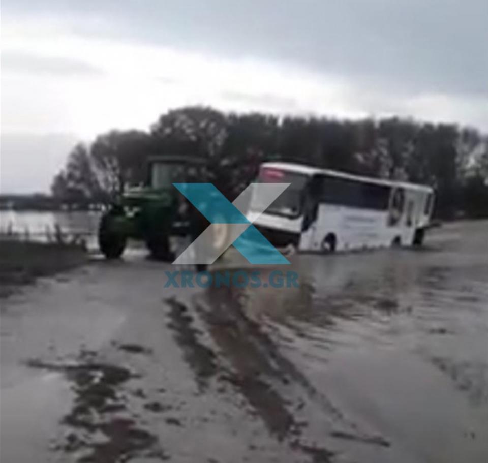 Ροδόπη - Κακοκαιρία: Λεωφορείο γεμάτο μαθητές ακινητοποιήθηκε μέσα σε νερά (ΦΩΤΟ)