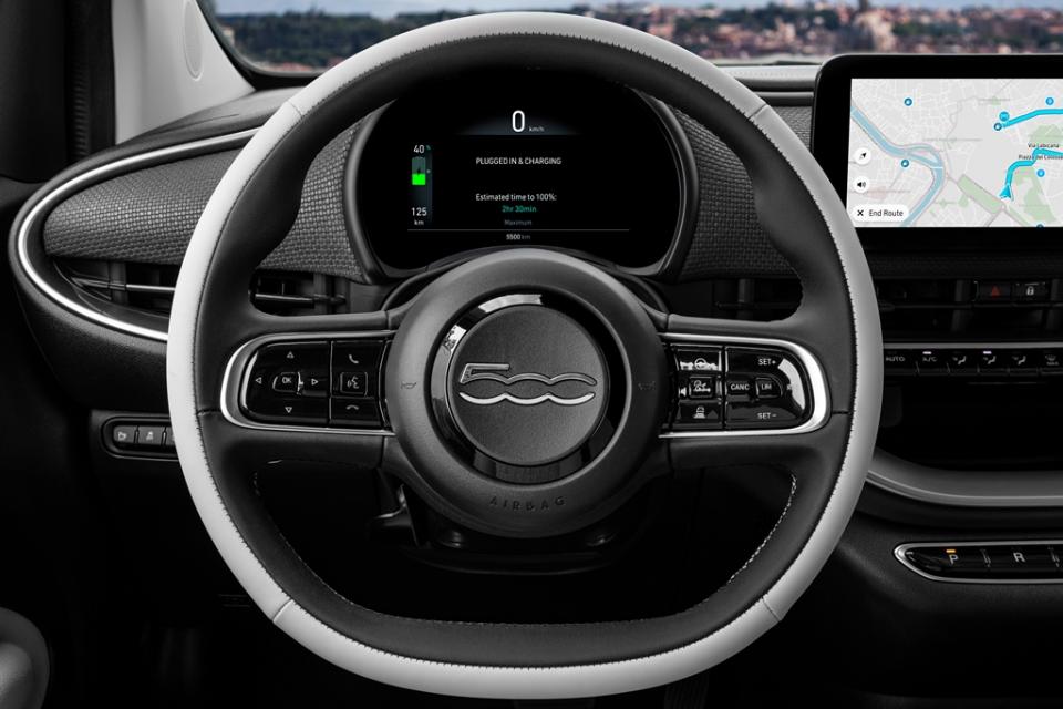 Ο Πρόεδρος της Fiat έκανε το πρώτο testdrive στο νέο ηλεκτρικό 500 (ΒΙΝΤΕΟ-ΦΩΤΟ)