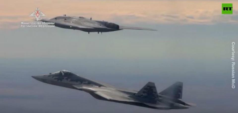 Δίδυμο θανάτου: Ένα Su-57 πετά με το αόρατο βομβαρδιστικό drone «Κυνηγός» (ΒΙΝΤΕΟ - ΦΩΤΟ)
