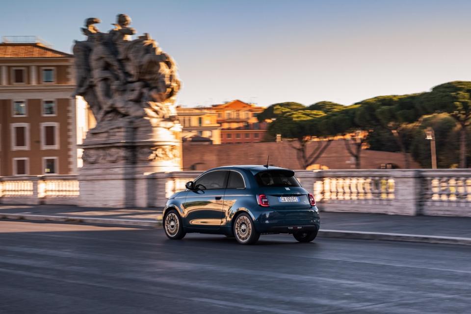 Ο Πρόεδρος της Fiat έκανε το πρώτο testdrive στο νέο ηλεκτρικό 500 (ΒΙΝΤΕΟ-ΦΩΤΟ)