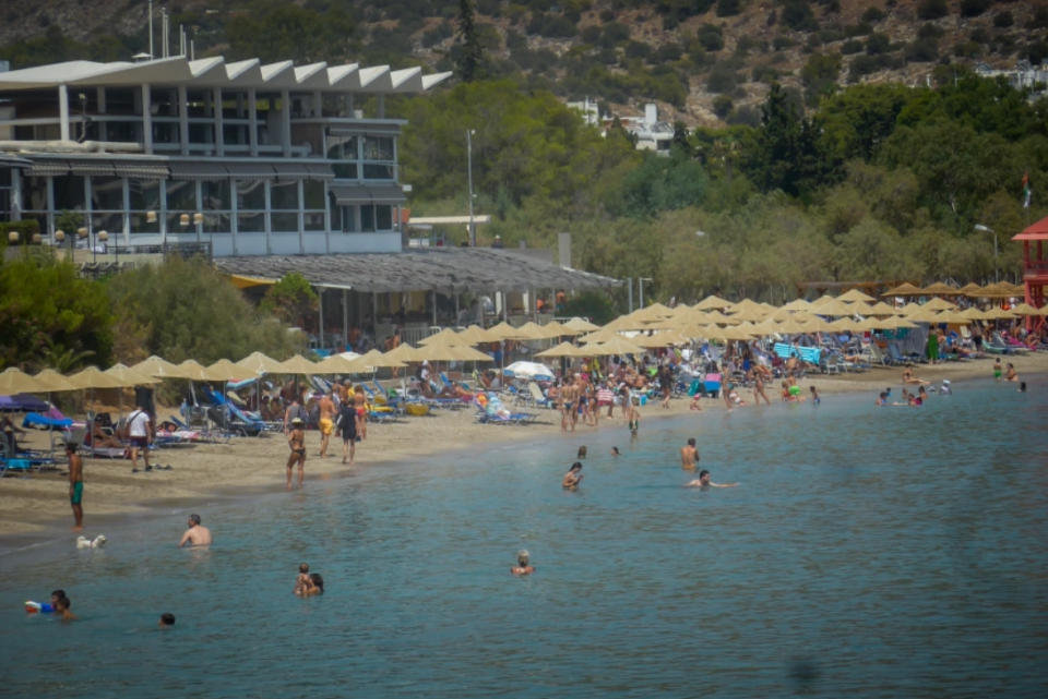 Καύσωνας: Ξεχύθηκαν στις παραλίες οι Αθηναίοι για μία «ανάσα δροσιάς»