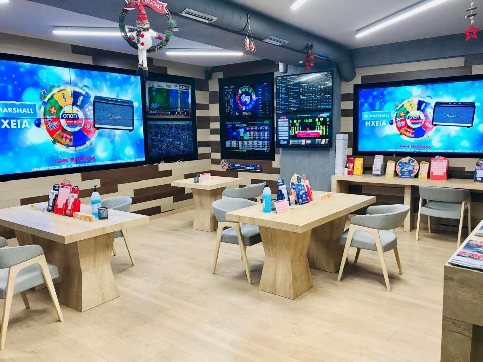 Μαζί με την περίοδο των Χριστουγέννων και το νέο έτος έρχεται κι η ώρα της πληρωμής των τελών κυκλοφορίας για χιλιάδες οδηγούς οχημάτων. Όσοι δεν έχουν τακτοποιήσει ακόμα την οφειλή τους μπορούν να το κάνουν, μέχρι τις 31 Δεκεμβρίου, σε ένα από τα 3.000 καταστήματα ΟΠΑΠ σε όλη τη χώρα που προσφέρουν υπηρεσία πληρωμών, μέσω της Tora.  Όπως εξηγεί η κα. Τρισεύγενη Κωστοπούλου, ιδιοκτήτρια ενός καταστήματος ΟΠΑΠ στα Κάτω Πατήσια, «στο κατάστημά μας μπορεί όποιος θέλει να πληρώσει τα τέλη κυκλοφορίας, ή οποιοδήποτε άλλο λογαριασμό ή οφειλή του, μέσα σε 1-2 λεπτά. Προσφέρουμε υπηρεσίες πληρωμής καθημερινά, μέχρι αργά το βράδυ, ακόμα και το Σαββατοκύριακο. Αυτός είναι κι ο λόγος που μας προτιμάει ο κόσμος».  «Το ίδιο ισχύει για όλους τους λογαριασμούς ενός νοικοκυριού: σταθερή-κινητή τηλεφωνία και Internet, ηλεκτρισμός και φυσικό αέριο, ύδρευση, ασφάλειες και συνδρομητική τηλεόραση, ανεξαρτήτως παρόχου», προσθέτει η κα. Κωστοπούλου, ενώ τονίζει ότι «οι συναλλαγές γίνονται και μέσω χρεωστικής, ή προπληρωμένης κάρτας, διευκολύνοντας τους φορολογούμενους στην κατοχύρωση του αφορολόγητου ορίου».  Το παιχνίδι είναι εδώ και τη νέα χρονιά  Εκτός από πληρωμή των τελών κυκλοφορίας και λογαριασμών, τα καταστήματα ΟΠΑΠ προσφέρουν, φυσικά, την περίοδο των εορτών και «χριστουγεννιάτικο μενού» παιχνιδιών με ειδικές εκδόσεις και επιλογές. Ξεχωρίζει η χριστουγεννιάτικη έκδοση του Λαϊκού που θα μοιράσει στις 27 Δεκεμβρίου το μεγάλο εγγυημένο έπαθλο του 1.500.000 ευρώ.  Την ίδια στιγμή, σύμφωνα με την κα. Κωστοπούλου, αυτά τα Χριστούγεννα τα καταστήματα ΟΠΑΠ προσφέρουν και κάτι πιο «συναρπαστικό». «Μέχρι τις 2 Ιανουαρίου, ο κόσμος μπορεί να παίζει τα αγαπημένα του παιχνίδια και να παίρνει μέρος σε εβδομαδιαίες κληρώσεις από το πρόγραμμα «ΟΠΑΠ Επιβραβεύσεις» για να κερδίσει μεγάλα δώρα και προνόμια. Κάθε δελτίο είναι μια συμμετοχή. Αρκεί να έχει κατεβάσει κάποιος την εφαρμογή OPAPP και να έχει κάνει εγγραφή», εξηγεί.