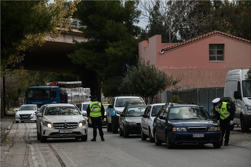 Στις περιοχές οι οποίες τέθηκαν σε «αυστηρό lockdown» λόγω των αυξημένων κρουσμάτων κορωνοϊού έχουν εντατικοποιηθεί οι έλεγχοι της αστυνομίας. 