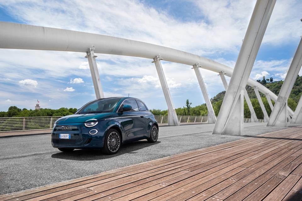 Ο Πρόεδρος της Fiat έκανε το πρώτο testdrive στο νέο ηλεκτρικό 500 (ΒΙΝΤΕΟ-ΦΩΤΟ)