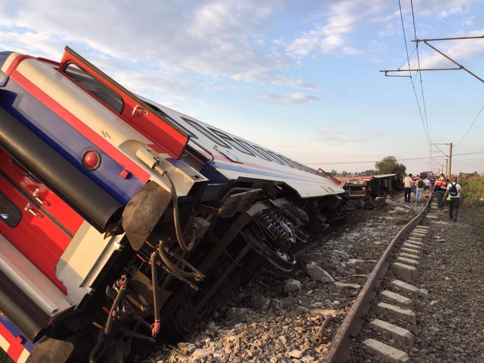 Πολύνεκρο σιδηροδρομικό δυστύχημα στην Τουρκία λόγω κακοκαιρίας