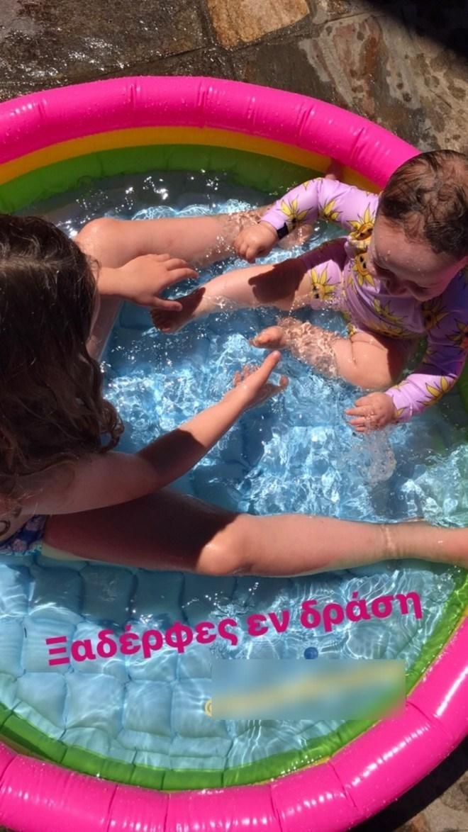 Τζένη Μπότση: Μας δείχνει την 9μηνών κόρη της να κολυμπάει