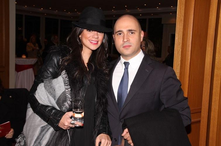 Ο Κωνσταντίνος Μπογδάνος ετοιμάζεται να ανέβει τα σκαλιά της εκκλησίας