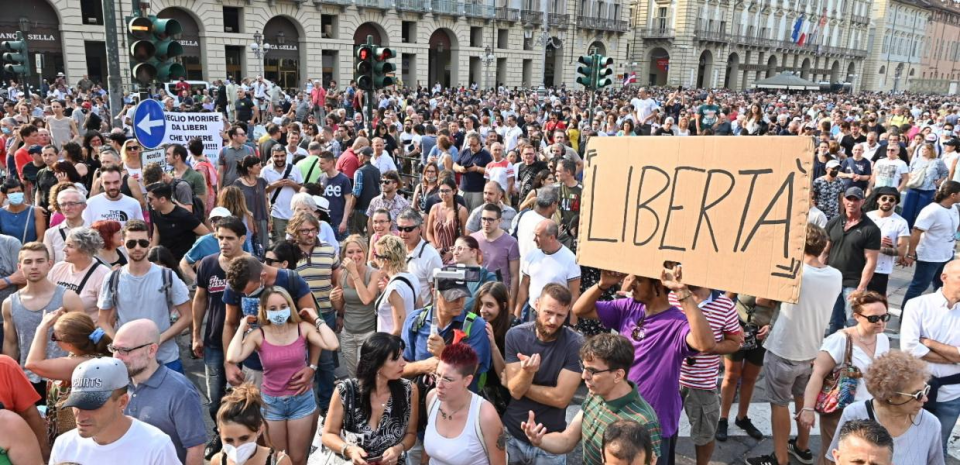 Αρνητές του κορονοϊού και του εμβολιασμού διαδήλωσαν σε Γαλλία και Ιταλία