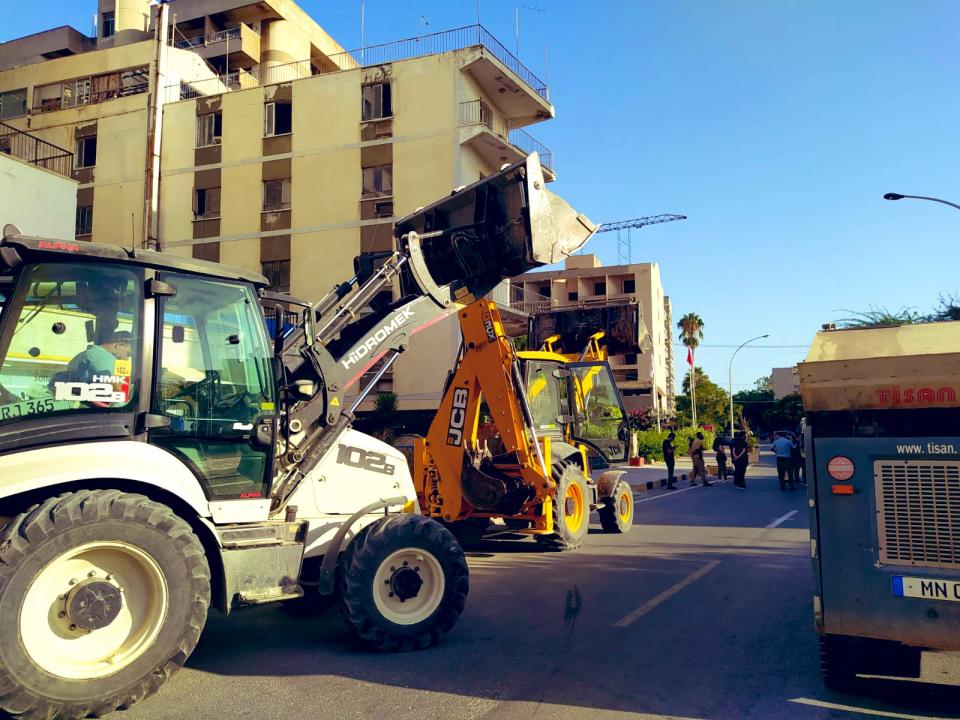 Μηχανήματα του «Αττίλα» μπήκαν στην έρημη πόλη και άρχισαν τα έργα (ΒΙΝΤΕΟ-ΦΩΤΟ)