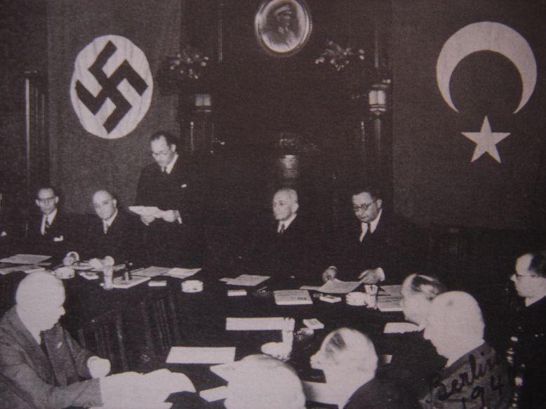 Επάνω: Φωτογραφία από το σύμφωνο μη επίθεσης που υπεγράφη μεταξύ της Ναζιστικής Γερμανίας και της Τουρκίας στις 18 Ιουνίου 1941 στην Άγκυρα από τον Γερμανό πρέσβη στην Τουρκία, τον Φραντς φον Πάπεν και τον Υπουργό Εξωτερικών της Τουρκίας Σουκρού Σαράτζογλου.