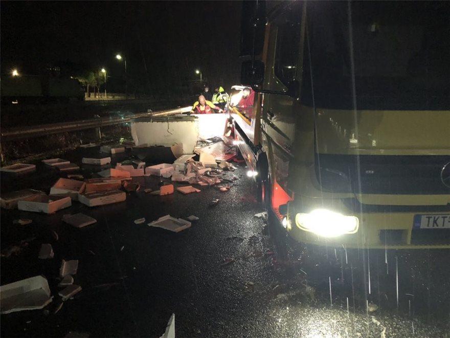 Ένα απίστευτο τροχαίο ατύχημα σημειώθηκε το απόγευμα του Σαββάτου στην Εθνική Οδό Τρικάλων-Καλαμπάκας.