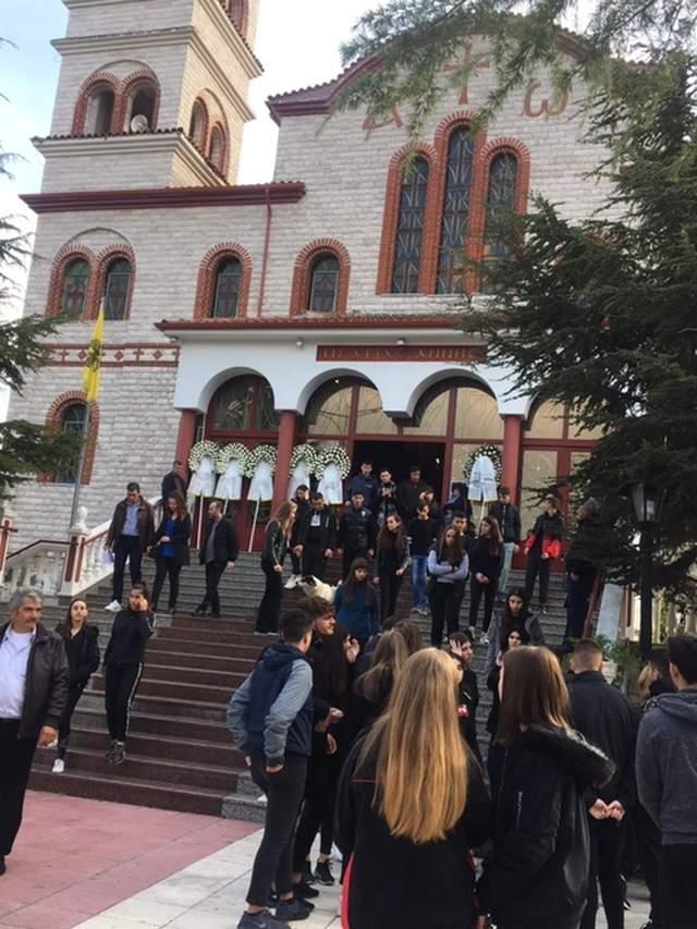 Συγκίνηση και βουβός πόνος στην κηδεία της 17χρονης Μαρίας και της 45χρονης μητέρας της