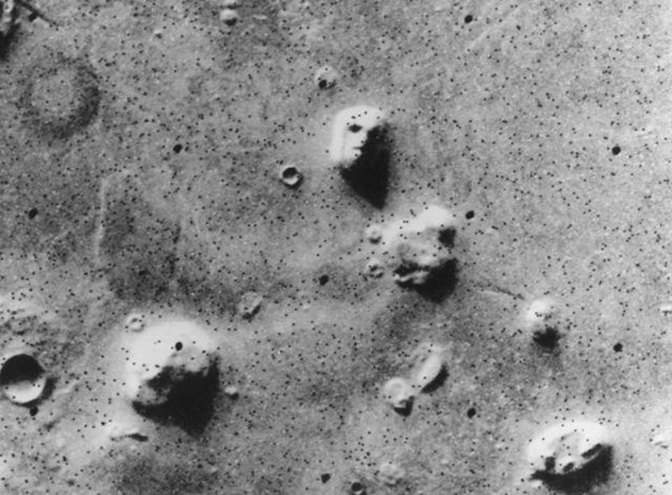 Κεφάλι πολεμιστή σκαλισμένο σε πέτρα φαίνεται να δείχνει φωτογραφία από τον Άρη