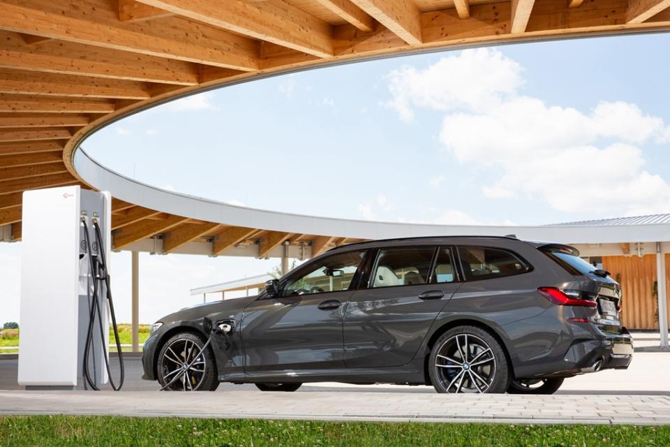 BMW: Μέχρι το 2030 περισσότερα από 7.000.000 οχήματα θα είναι πλήρως ηλεκτρικά ή plug-in υβριδικά